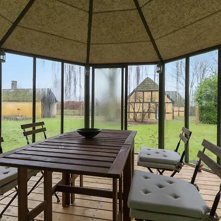 Dom wakacyjny 4 Bedroom Awesome In Grenå