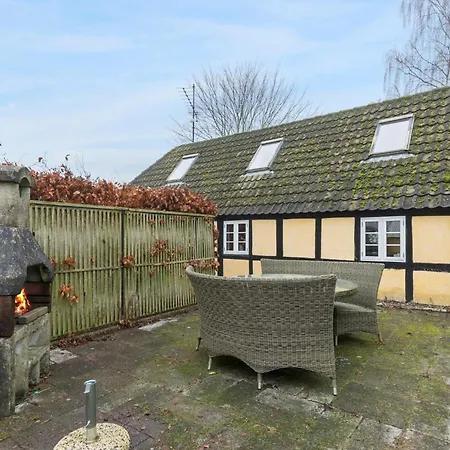 Dom wakacyjny 4 Bedroom Awesome In Grenå