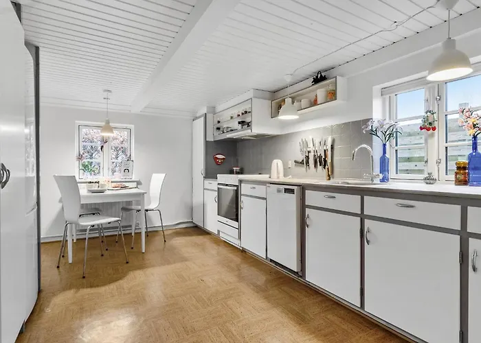 4 Bedroom Awesome In *